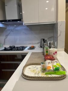 una barra de cocina con una bandeja de comida. en Elysium Service Apartment 1203 en Islamabad