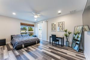 Ένα ή περισσότερα κρεβάτια σε δωμάτιο στο Luxury Home With Rooftop Views