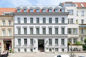 Un grand bâtiment blanc avec de nombreuses fenêtres dans l'établissement martas Hotel Allegra Berlin, à Berlin