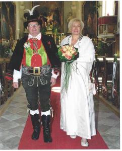 een man en een vrouw die over een rode loper lopen bij Gasthof Schluff in Soprabolzano