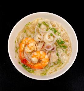 una ciotola di zuppa con gamberi e spaghetti di StarLight Nha Trang a Nha Trang
