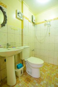 uma casa de banho com um WC e um lavatório em Necy's Homestay em Basco