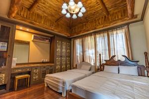 sypialnia z 2 łóżkami i dużym lustrem w obiekcie Jeju Nine Resort w mieście Czedżu