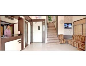印多爾的住宿－Hotel Pearl,Indore，医院的走廊,有楼梯和人