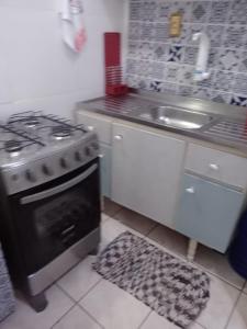 cocina con fogones y fregadero en Loft Bela Vista, en São Paulo