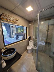 a bathroom with a sink and a toilet and a shower at DONG VAN CLIFFSIDE HOUSE in Dồng Văn