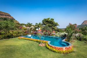 罗纳瓦拉SaffronStays Althea - 4 BRD Veg Only Villa In Pawna With Jacuzzi In Every Room的一座位于山丘庭院内的游泳池