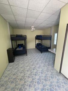 Cette chambre comprend 2 lits superposés. dans l'établissement Escape Divers Hostel, à Koh Tao