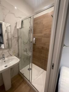 W łazience znajduje się prysznic i umywalka. w obiekcie Piazzale Clodio Suite w Rzymie