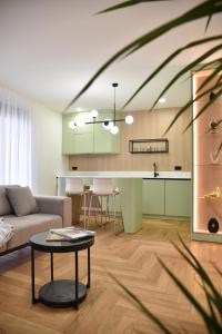 uma sala de estar com um sofá e uma mesa em 26Bricks Luxury Suites em Oradea