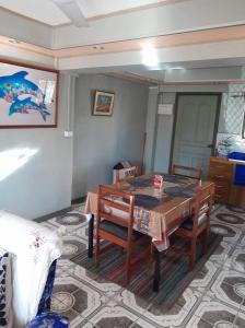 ein Esszimmer mit einem Holztisch und Stühlen in der Unterkunft Karans Apartment 
