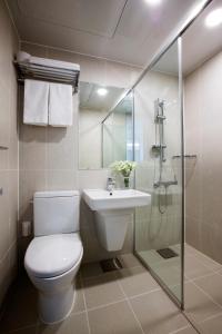 ein Bad mit einem WC, einem Waschbecken und einer Dusche in der Unterkunft Hanwha Resort Sanjeong Lake Annecy in Pocheon-si