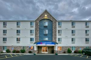 ein großes weißes Gebäude mit einem davor geparkt in der Unterkunft Candlewood Suites Idaho Falls, an IHG Hotel in Idaho Falls