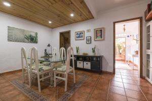 Casa Del Olivo في الجزيرة الخضراء: غرفة طعام مع طاولة وكراسي زجاجية