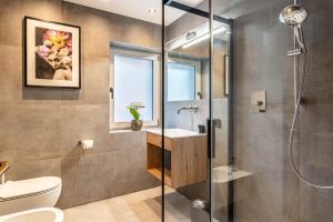 Apartment Christian في أورتيساي: حمام مع دش ومرحاض ومغسلة