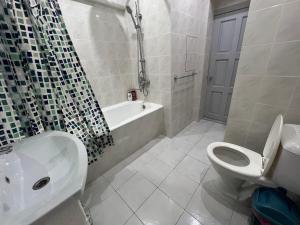 Ένα μπάνιο στο 3-Bedroom Apartment on Ohunboboev