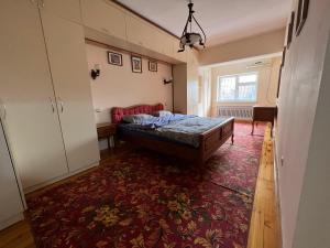 Een bed of bedden in een kamer bij 3-Bedroom Apartment on Ohunboboev