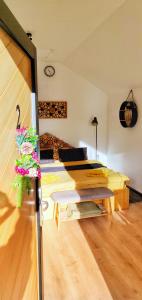 een slaapkamer met een bed en een tafel in een kamer bij Birtok Houses - twin no. 2 for 2 people in Borzont