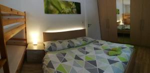ein Schlafzimmer mit einem Bett mit einem Teddybär drauf in der Unterkunft Apartmán Cardovi in Dolní Morava
