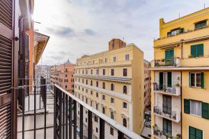 einen Blick von einem Balkon aus auf Gebäude in einer Stadt in der Unterkunft The Upper Suites in Rom