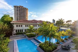 eine Luftansicht eines Resorts mit Pool in der Unterkunft Splendido Hotel in Tagaytay