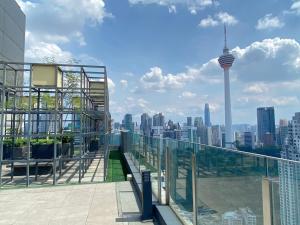 een uitzicht op de stad vanaf de top van een gebouw bij Anggun Residence Modern Suites with Netflix 3Mins to Monorail KL Near KLCC in Kuala Lumpur
