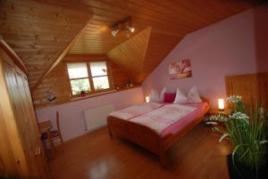 ein Schlafzimmer mit einem Bett in einem Holzhaus in der Unterkunft Ferienwohnung Christina in Mauth
