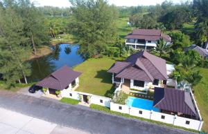 Der Swimmingpool an oder in der Nähe von ThaiLife Wellness & Meditation Resort- SHA Plus