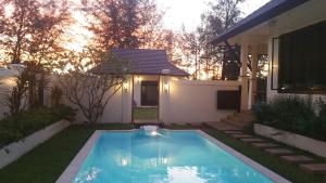 Der Swimmingpool an oder in der Nähe von ThaiLife Wellness & Meditation Resort- SHA Plus