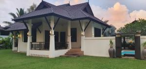 Ein Garten an der Unterkunft ThaiLife Wellness & Meditation Resort- SHA Plus
