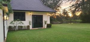 Ein Garten an der Unterkunft ThaiLife Wellness & Meditation Resort- SHA Plus