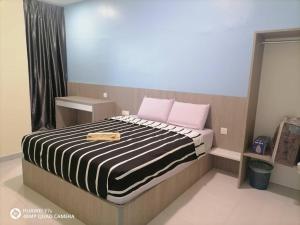 a bedroom with a large bed with pink pillows at Stobericekelathomestaymuslim's in Cameron Highlands