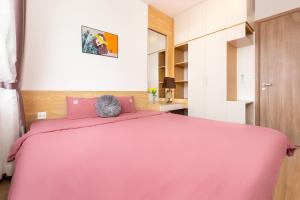 胡志明市Yu Stay Green Premium Luxury 2bedrooms Condotel in D1 near Bui Vien Street的一间卧室配有粉红色的床和粉色毯子