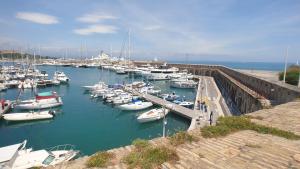 Un montón de barcos están atracados en un puerto deportivo. en Appart'hôtel Luxe Vieil Antibes 75 m2 avec Parking plages à pieds en Antibes