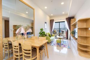 胡志明市Yu Stay Green Premium Luxury 2bedrooms Condotel in D1 near Bui Vien Street的配有木桌椅的厨房和餐厅