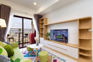 胡志明市Yu Stay Green Premium Luxury 2bedrooms Condotel in D1 near Bui Vien Street的带电视的客厅和阳台。