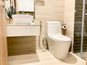 胡志明市Yu Stay Green Premium Luxury 2bedrooms Condotel in D1 near Bui Vien Street的带马桶和水槽的浴室 更多26张照片
