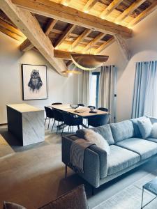 uma sala de estar com um sofá e uma mesa em Hameau des Prodains - Résidence em Morzine