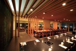 a restaurant with tables and chairs in a room at Hanwha Resort Jeju in Jeju