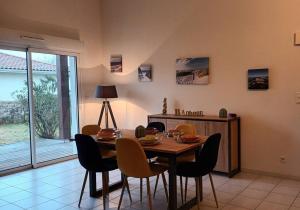Zdjęcie z galerii obiektu Maison des Bois - T5 - 6 personnes w mieście Biscarrosse