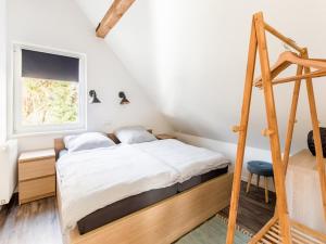 ein Schlafzimmer mit einem Bett mit einer Leiter und einem Fenster in der Unterkunft Zur Altstadt in Monschau