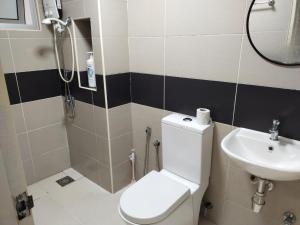 ein Bad mit einem WC und einem Waschbecken in der Unterkunft 3 bedrooms big house saville cheras MRT with balcony in Cheras