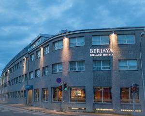 ein Gebäude mit einem Schild an der Seite in der Unterkunft Reykjavik Marina - Berjaya Iceland Hotels in Reykjavík