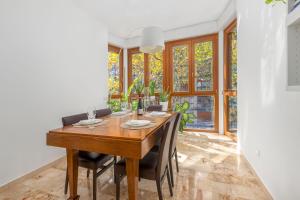 comedor con mesa de madera y sillas en [Marghera-Fiera] Appartamento elegante e luminoso en Milán