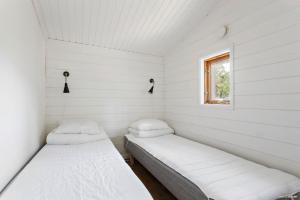 two beds in a small room with a window at First Camp Mörudden-Karlstad in Gunnarskär