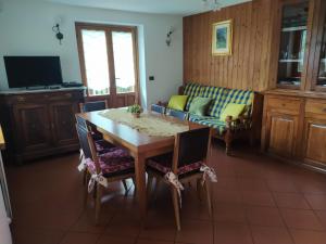 - un salon avec une table et un canapé dans l'établissement Maison Vallet CIR VDA-VALTOURNENCHE n 0023, à Valtournenche