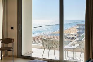 Cette chambre dispose d'un balcon avec vue sur l'océan. dans l'établissement Hotel delle Nazioni, à Pesaro