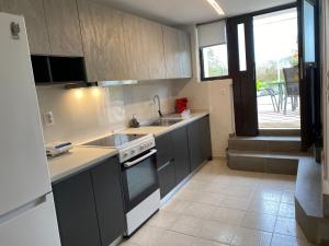 Gallery image of Spacius Garden flat ,1km from the beach , Sleeps 5 ,by likeyourhome in Vátos