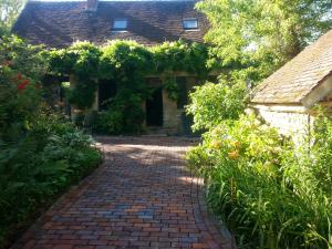 une passerelle en briques devant une maison dans l'établissement gite d'Albertine, à Ully-Saint-Georges
