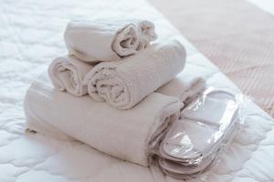 una pila de toallas sentadas en una cama en Acetaia Malagoli Daniele e B&B, en Castelfranco Emilia